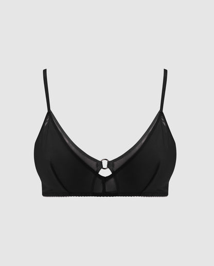 An triangle shaped mesh bralette in black, with dubble layers for extra comfort.