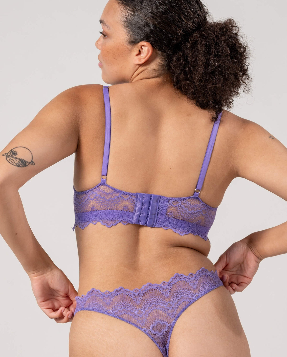 model-name=Laura|model-size=M