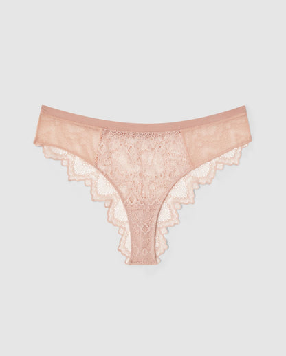 An flattering lace panty in beige.
