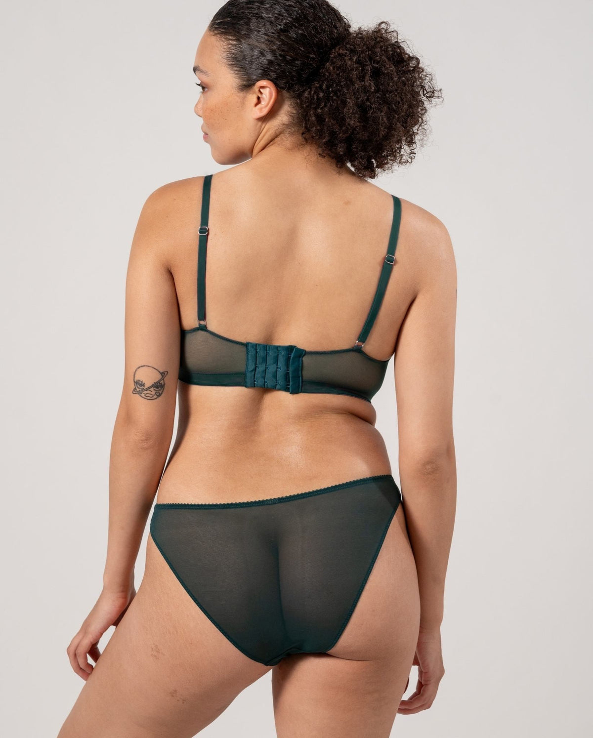 model-name=Laura|model-size=M